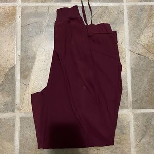 Lululemon On the fly jogger garnet size 8